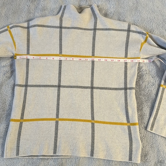 EUC Women’s Tahari Sweater size small - Picture 3 of 6